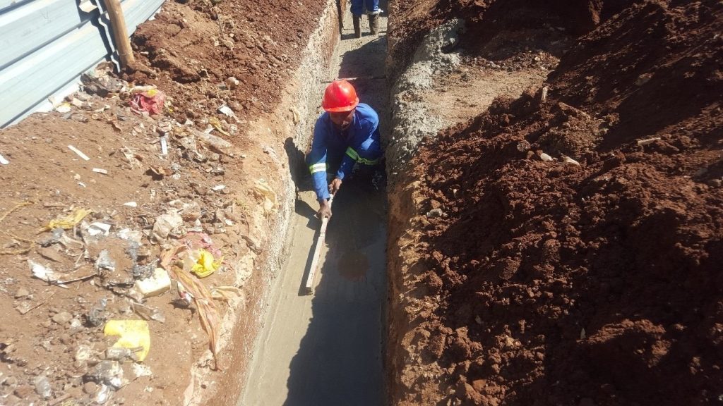 Libuyu Health Clinic - Mike levelling the concrete footing